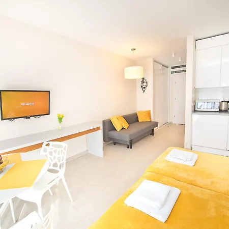 Miodowy Z Aneksem - Czarna Gora - *