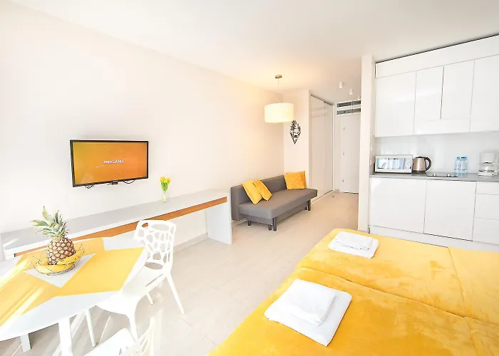 Miodowy Z Aneksem - Czarna Gora - *